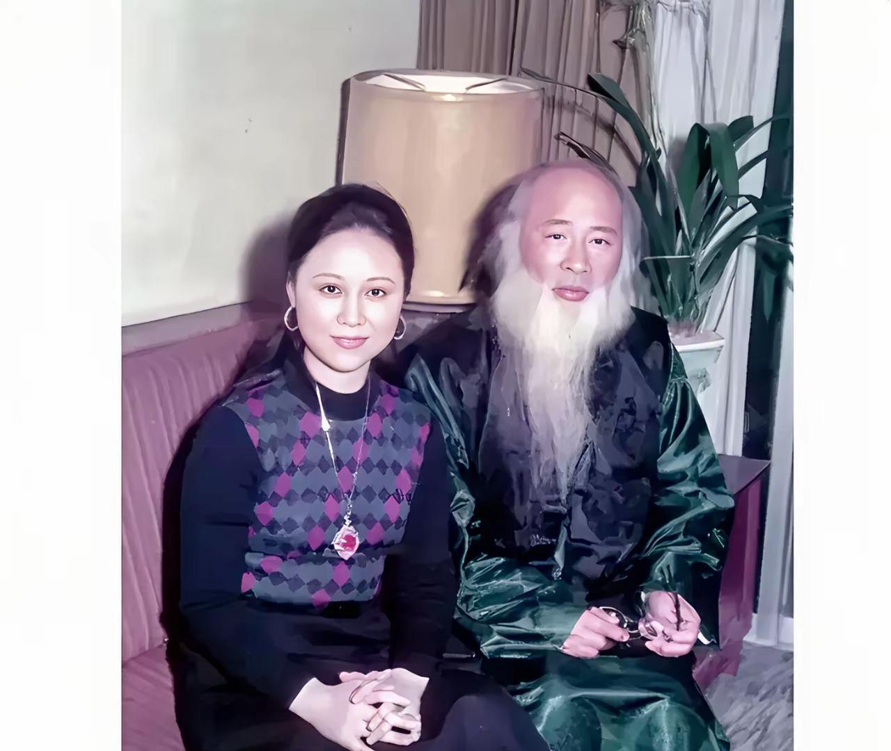 1980年，琼瑶和张大千在美国相遇同框合影。
张大千是名画家，名人有钱人富人。