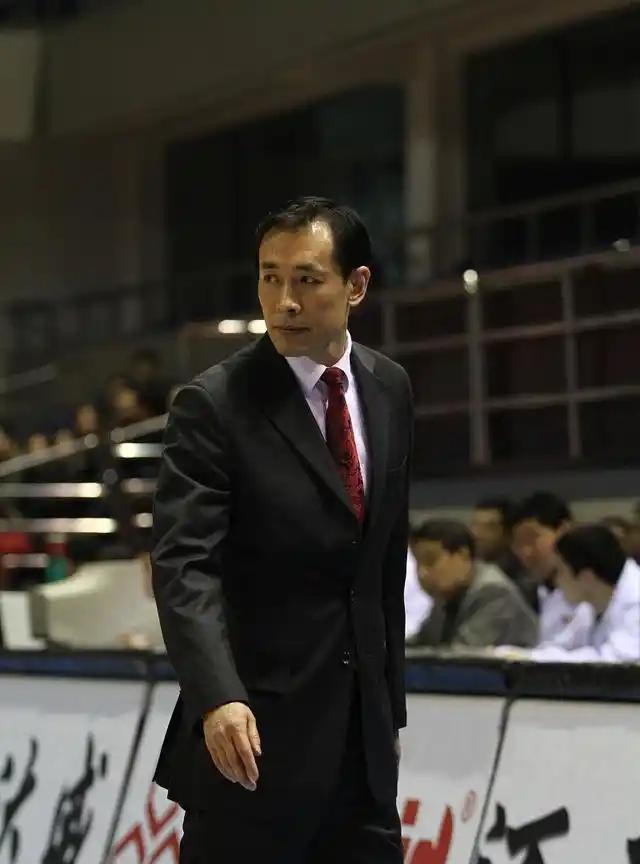 骄兵悍将必须裁撤，无用外援必须更换，想冠军就不能手软！
北京失去了总冠军，尽管坊