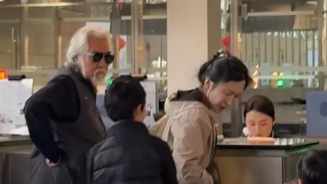 张纪中全家出游，杜星霖特别的显老，对混血大儿子一脸的不耐烦