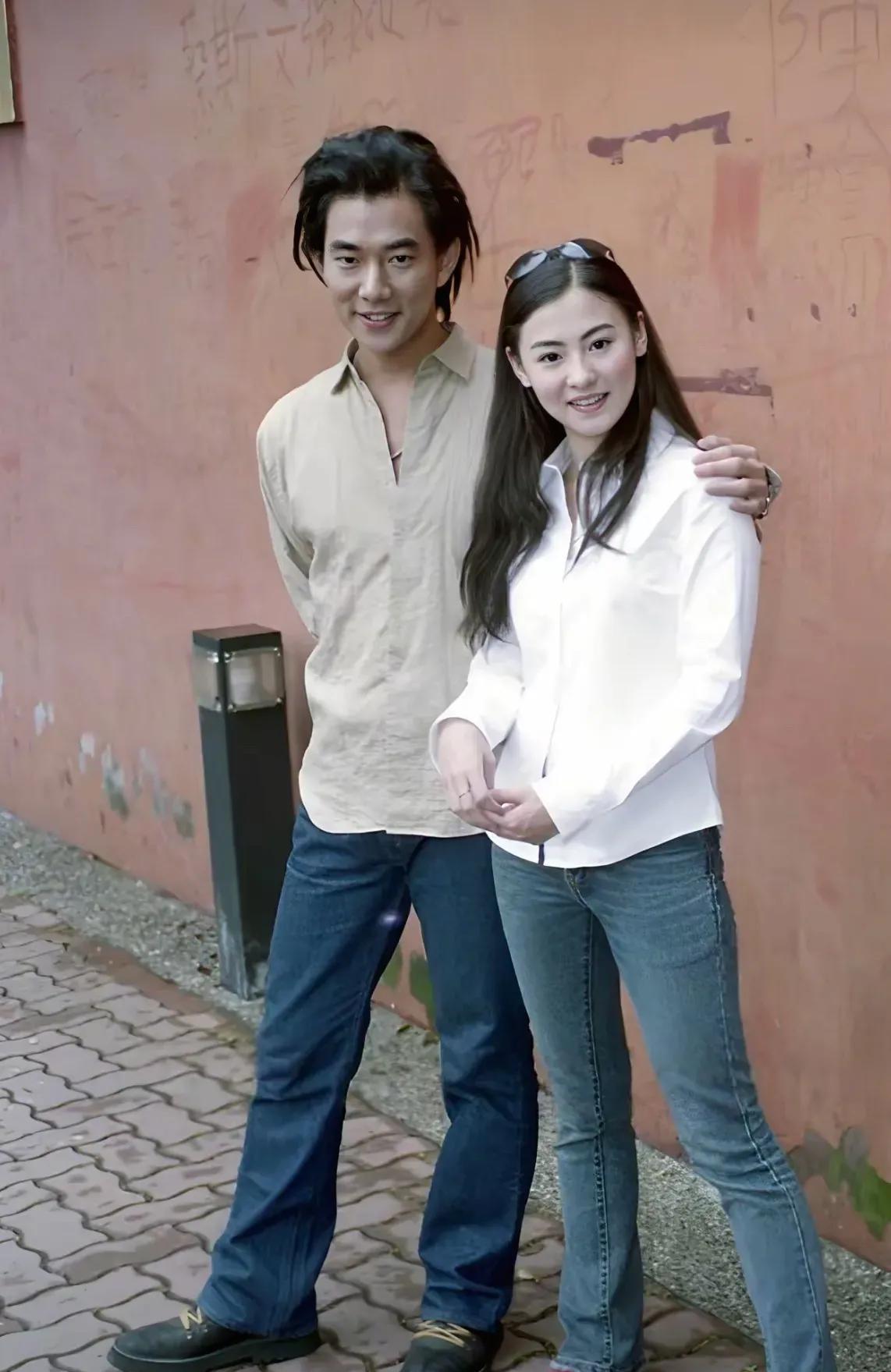 张柏芝和任贤齐当年多么年轻，他们的休闲装穿的好随便呢，感觉就像我们上中学时候的小