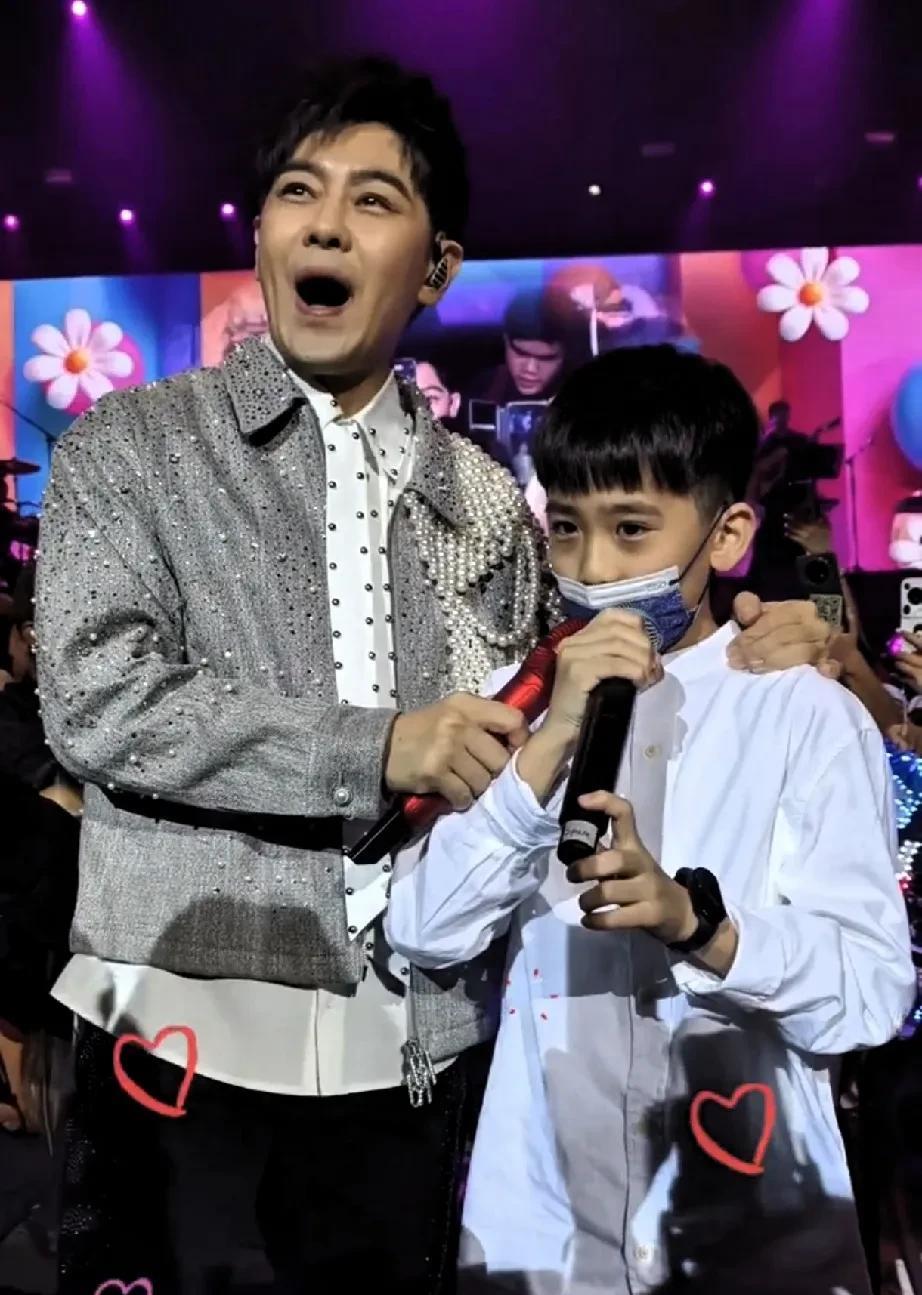 林志颖演唱会超暖一幕！父子携手登台，儿子穿简约白衫，口罩难遮眉眼帅气，开嗓瞬间唱