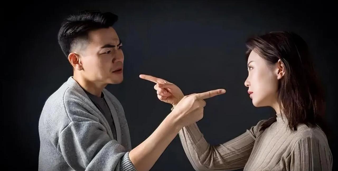 半夜吵架记：为啥拖地都能吵起来。
凌晨三点了，老公突然发火说我想拖地你就不能夸句