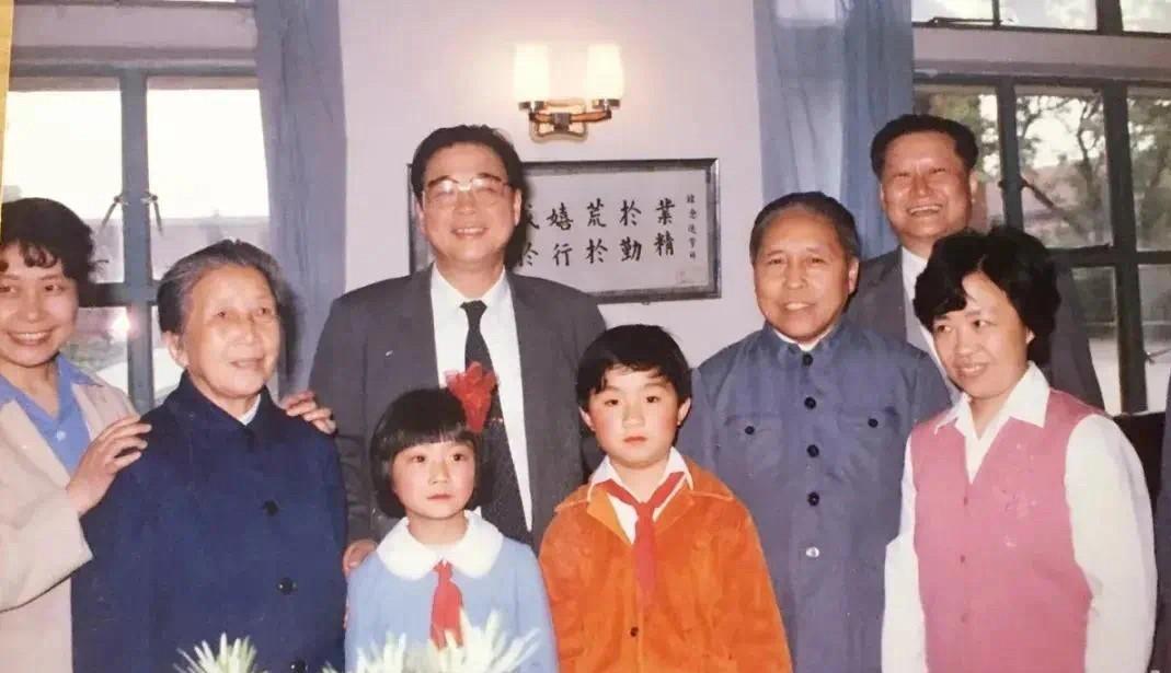1987年，李鹏总理回到母校——成都市实验小学，他于1935年至1939年就读于