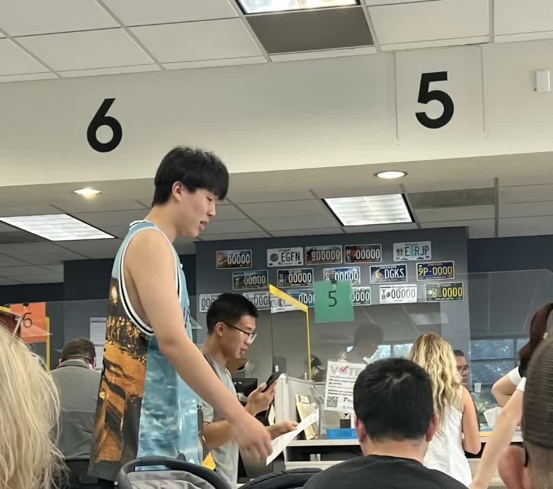 杨瀚森被网友偶遇在美国排队报名考驾照，疑似女友陪伴在旁！

杨瀚森前几天晒出