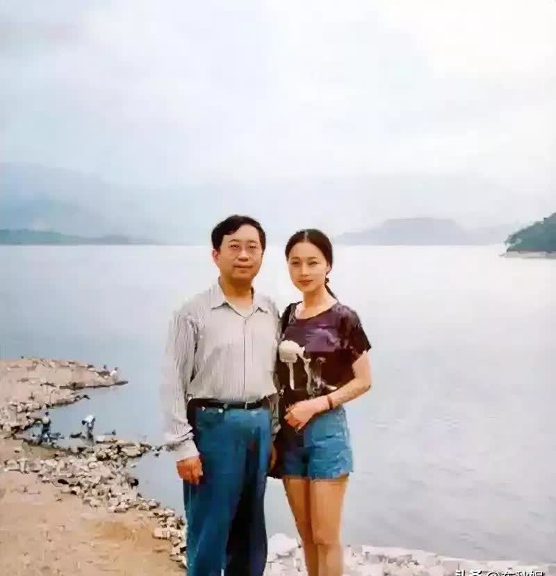 照片像父女，
这也算般配？
说马兰漂亮，还能接受，说余秋雨帅气，还有底线不？