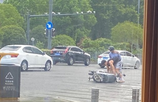 扶摔倒的人，大家敢吗？合肥三中高二学生陈艺洋昨天中午看到一位骑电瓶车摔倒的女士，