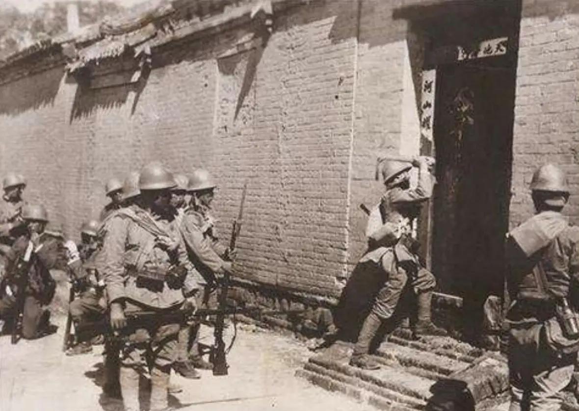 二战时，日军给女性强行注射 “606 药剂”，注射完，士兵就露出了邪恶的笑容，“