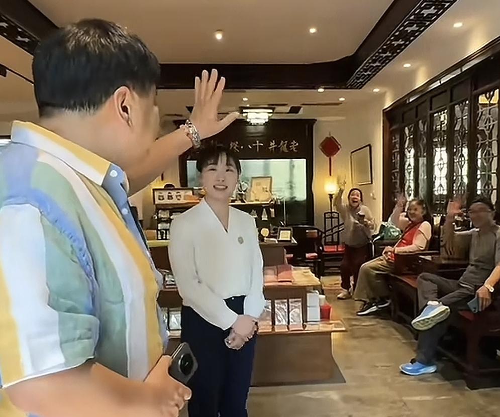 当着明星的面，当着镜头的面，还敢这样对待来买茶的客人，要是我们普通人去买茶，而且