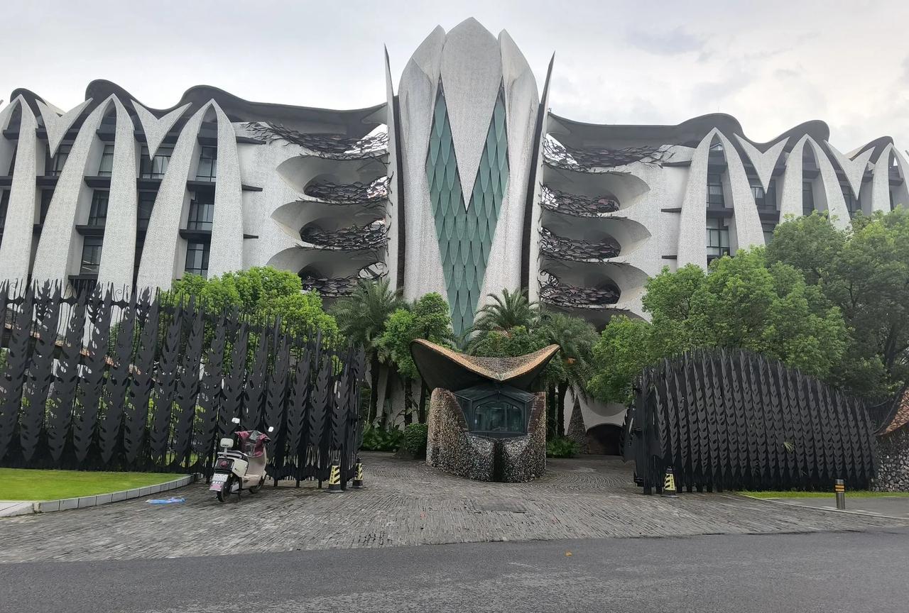 今天外出办事，顺便溜溜车，两个多月没开车了，确实该动一动，把车启动时，发现空调不