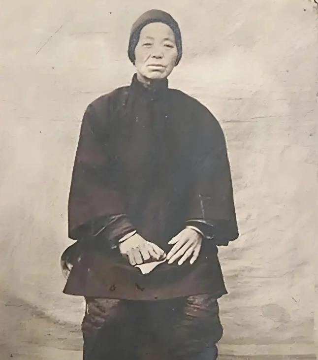 1895年，土匪冲进富户家中，拔刀逼问乳母“哪个是少爷？”乳母颤了颤唇，手指却稳
