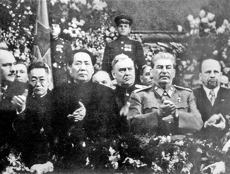 这张合影，看上去斯大林和毛主席一样高，其实不然。合影的时候，斯大林稍微向前挪了一