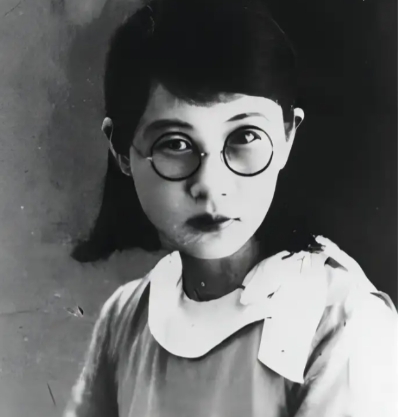 1909年，16岁的白薇与婆婆吵嘴，丈夫居然抡起凳子砸在她背上，婆婆见她倒下，扑