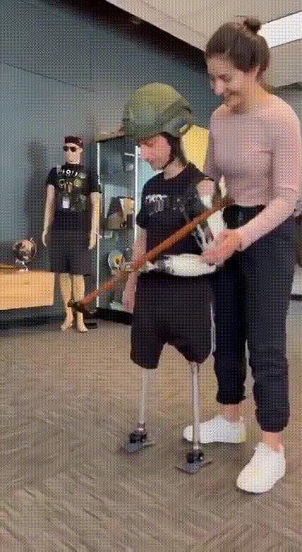 看样子，这名乌克兰士兵心态还是非常好的，即使失去了两条腿，一只胳膊，也无法阻碍他