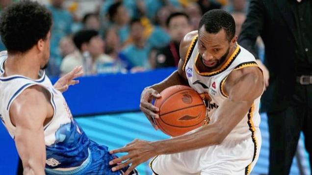 四队狂胜搅局CBA！辽宁躺赢登顶，杨鸣偷笑：这运气太玄学