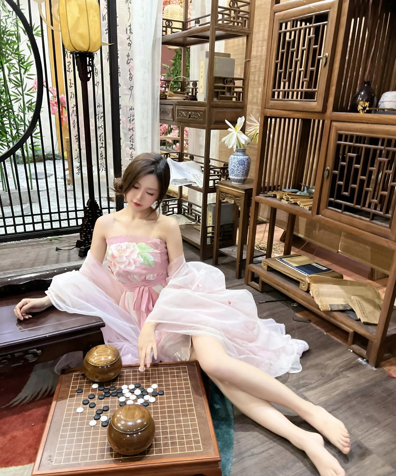 一袭粉白渐变裙，绮里嘉ula演绎古韵温婉灵秀，眉眼含情尽显古雅风姿