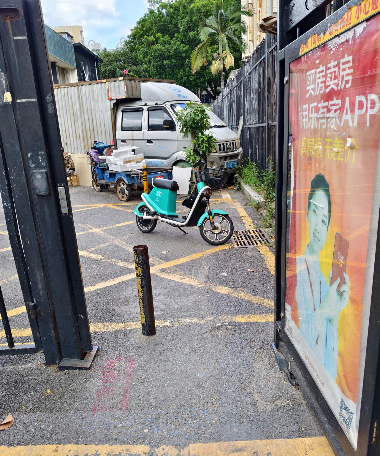 真的很不理解这种操作，门本来就是给人走的，为何偏偏给你设置一个桩子，好路不让好走