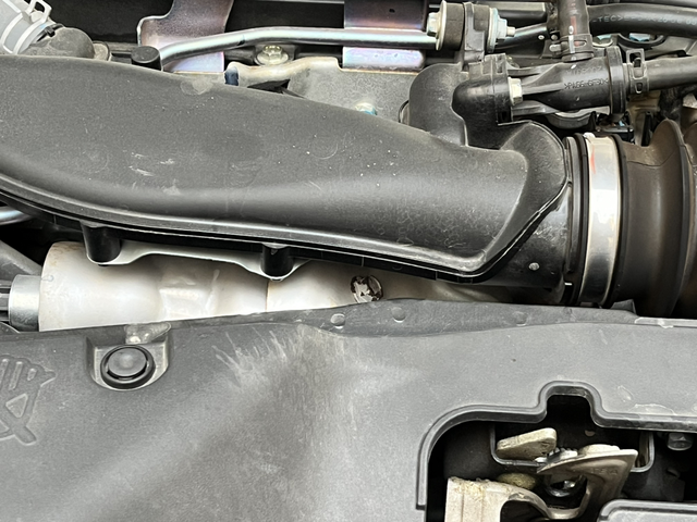 十代思域4年车发动机舱螺丝生锈
各位车友，你们的十代思域发动机舱这个螺丝会生锈吗