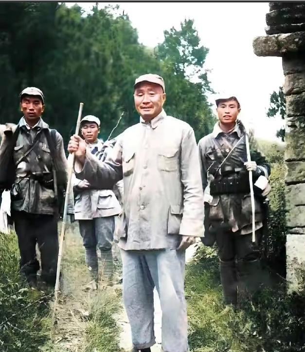 1947年解放战争时期，刘伯承在黄冈浠水时的照片。
官兵一致，艰苦奋斗，看刘帅那