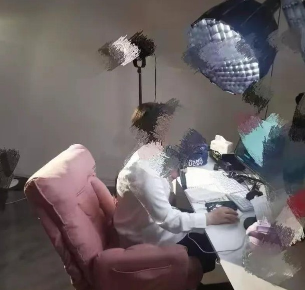 辽宁沈阳一女子贷款10万开服装店，店里吃着饭突然痛哭。
 
开店之前不做功课吗？