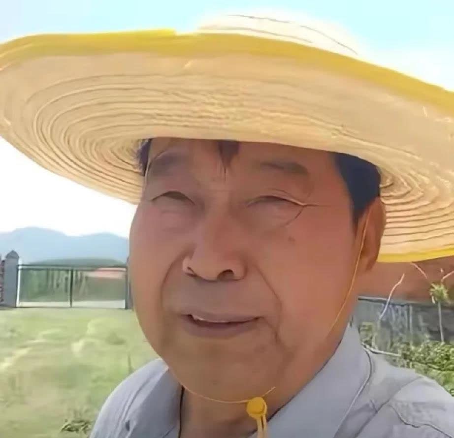 前天大网红肚明心知开直播，今天贾证宽也坐不住了，在这么热的天气，贾正宽还出来开室