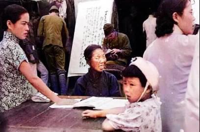照片中方中间那位坐着的老太太就是汉奸——郝老太太。

郝老太太住在卢沟桥一文字山