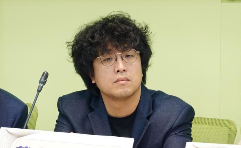 沈伯洋态度仍然非常的嚣张！在沈伯洋之父的企业被我们惩戒之后，沈伯洋放话声称，中国