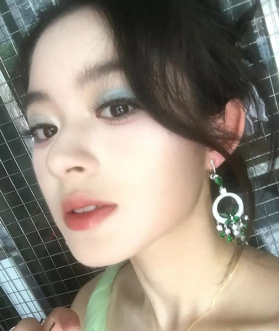 急急急急急急
有人知道黄杨钿甜那套玻璃首饰哪个牌子的吗？我穷没见过世面，但是玻璃