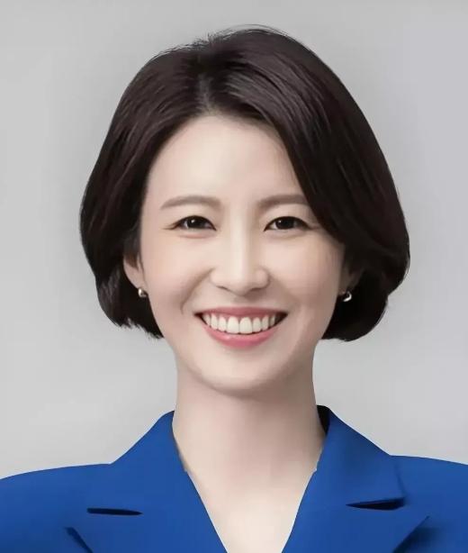 韩国电视台主播
一跃成为李在明总统办公室副发言人
长的挺俊
漂亮勇敢
迷人极了