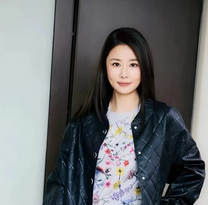 47岁林心如打破女神滤镜，素颜出街形象大变，像极了菜场大妈！