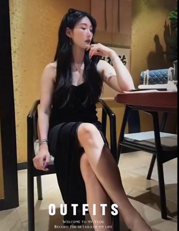 杨莉娜七夕晒情侣照，对象不是戴伟浚！
今天女足国脚杨莉娜在个人社媒发出一张合照，