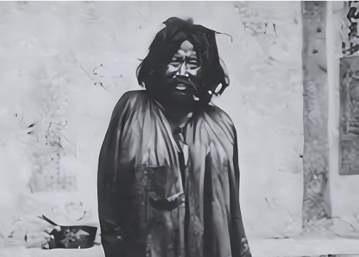 一乞丐抱着酸菜坛子徒步三千里