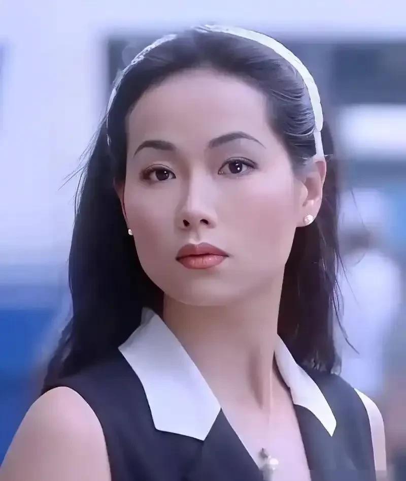 叶童年纪时留长发，好清纯，好秀美，眉宇之间有一种淡淡的清冷感，像极了学校里那种美