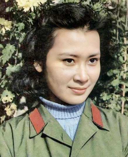 她曾是车间钳工，谁也没想到，出演一部电影获奖并走红，享受正军级待遇，大家还记得她