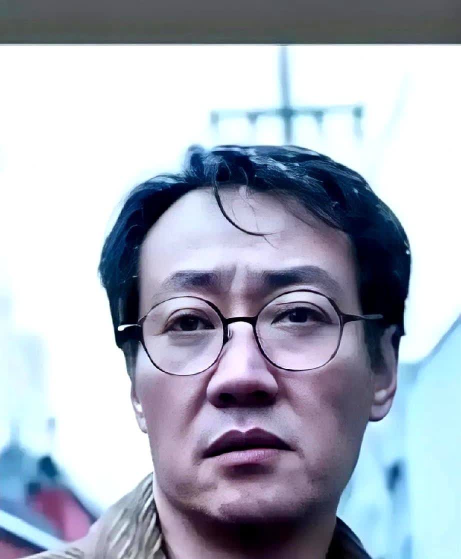 辛柏青垮了，

朋友说他，每天都不愿意出门，电话不接，微信不回，问他什么他也