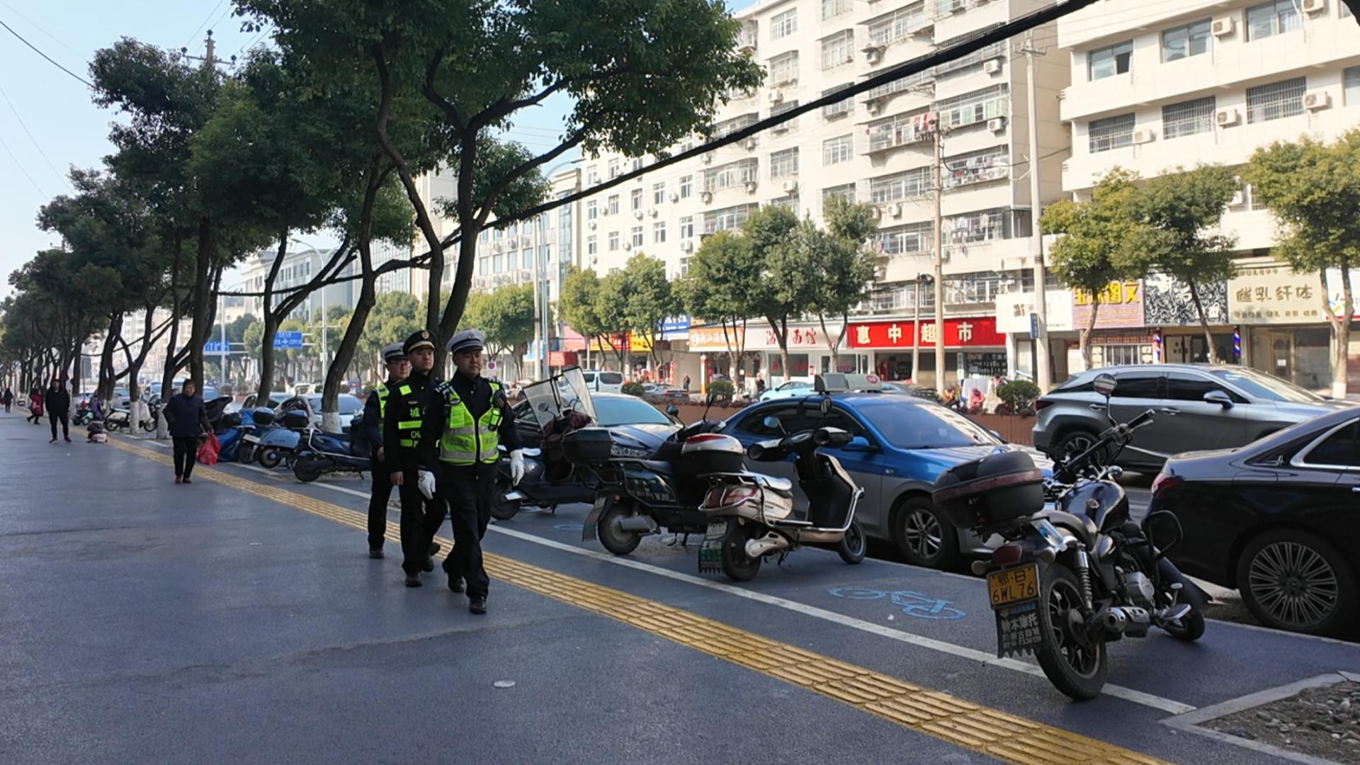 阳新：公安、城管开展联合执法宣传 引导市民文明规范停车