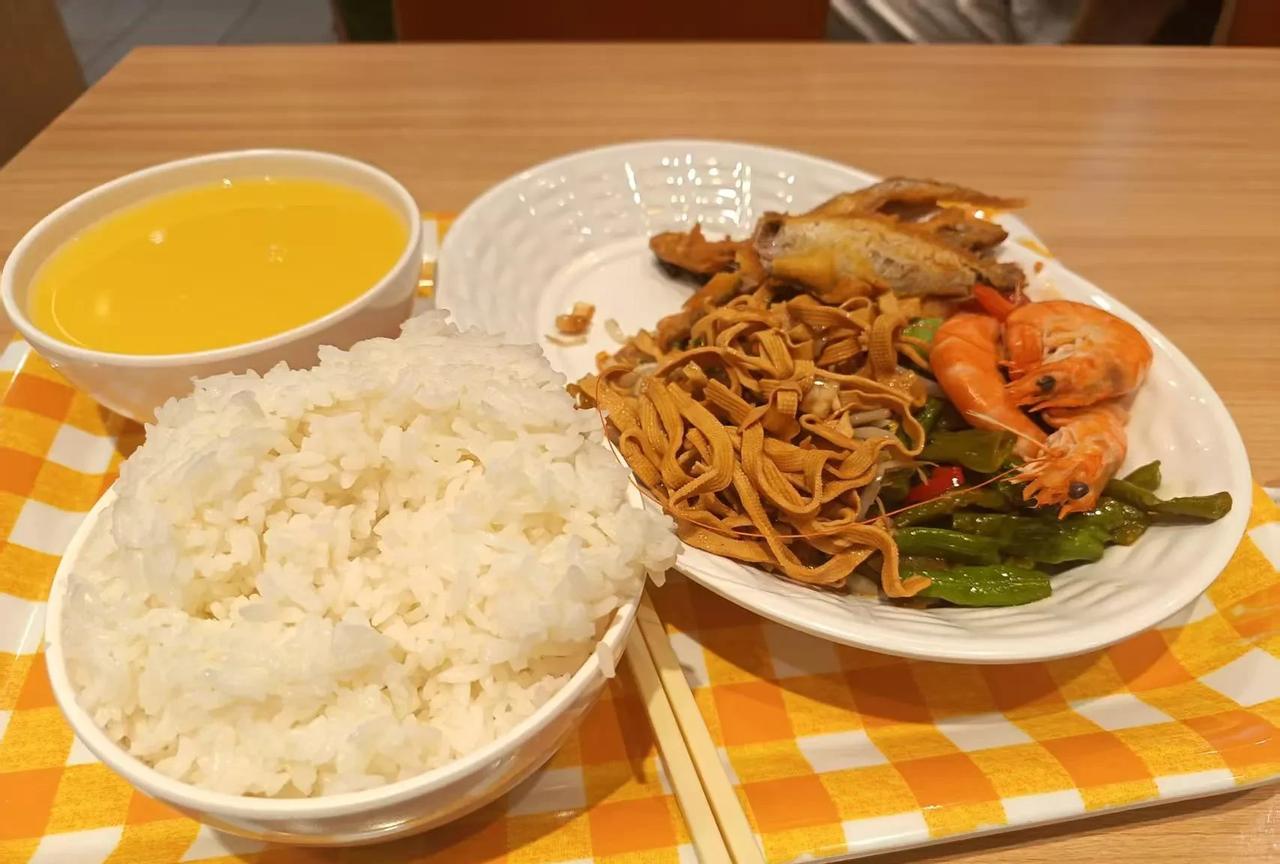 没有对比就没有伤害，在蓝白这几口菜就花了将近 25 元，所以超意兴在烟台爆火都是