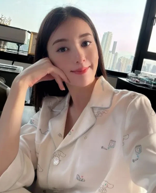 4月14日20点，天王郭富城小娇妻方媛更新个人动态，晒出多张个人美照，还有豪宅风