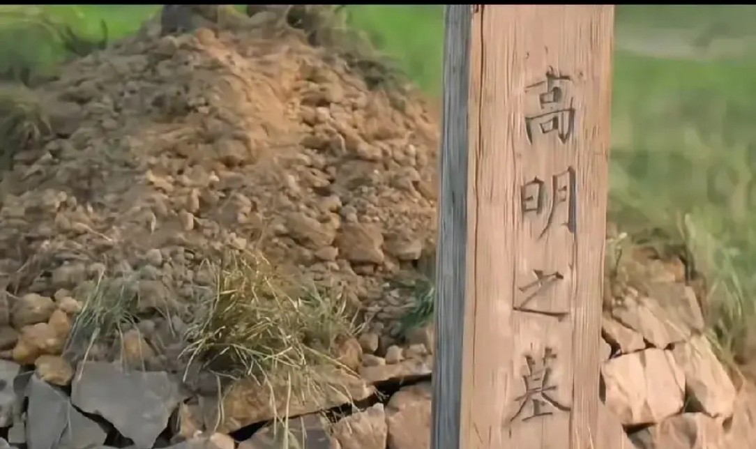 穿帮了！电视剧《藏海传》里，藏海有一男一女两个师父，男的叫高明，女的叫六初。这两