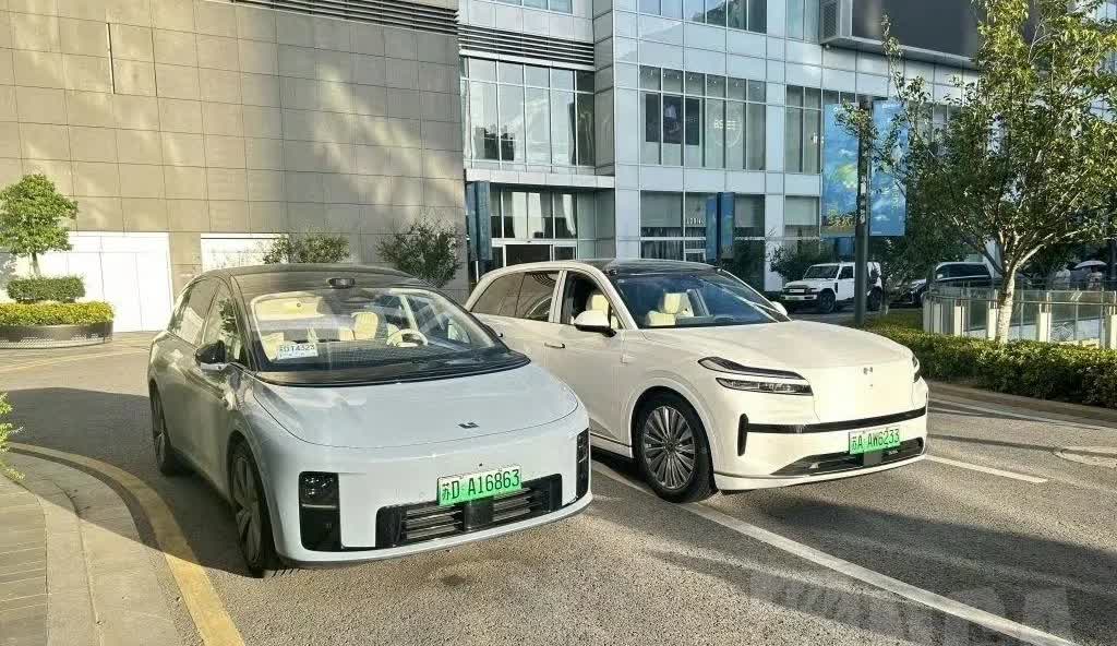 目前热度最高的两台车同框了，不吹合不黑，到底哪个外观更好看呢？




