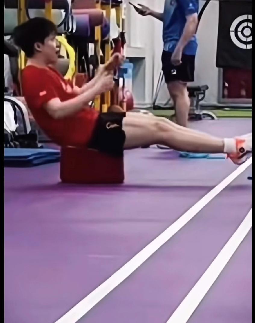 国乒选手王楚钦，在训练馆里认真进行体能训练，专注又投入。赛场之上他能斩获奖牌，离