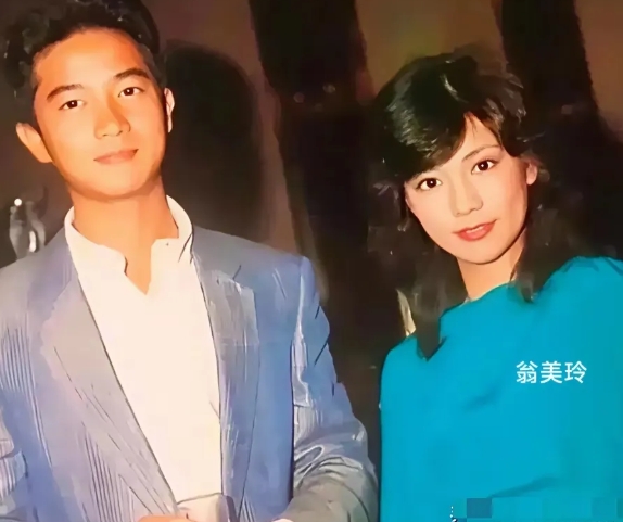 陈百强当年可真帅
和这么多女星合影
最般配的还是和最后一位好有夫妻相
只可惜天意