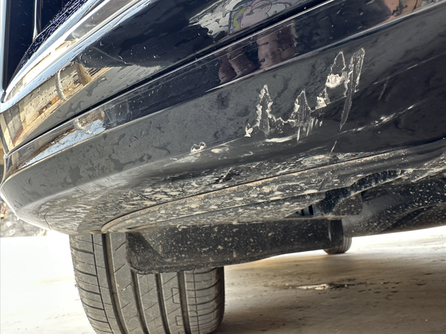 新手开车上下坡不小新蹭到
这种伤严重吗，有车衣，能简单修复不