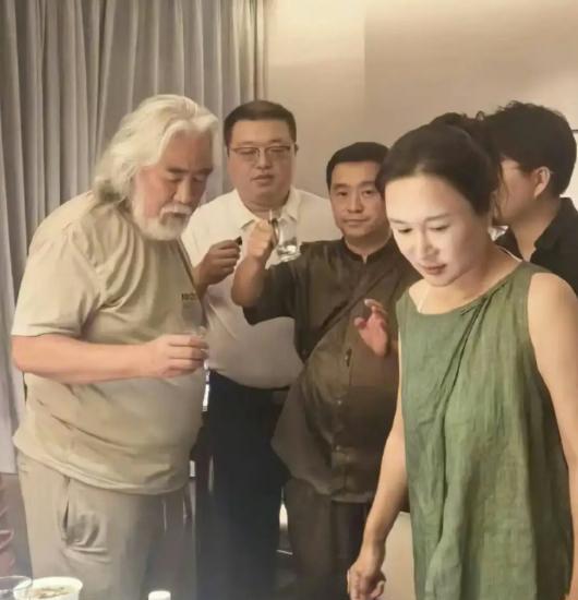 你们注意到没，娱乐圈里再怎么大的咖只要碰到一类人都会起身寒暄致敬。
近日，在某个