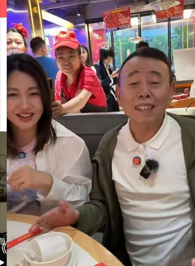 大家知道，潘长江先生是从东北黑土地上走出来的一位喜剧艺术家，人也比较活跃开朗，喜