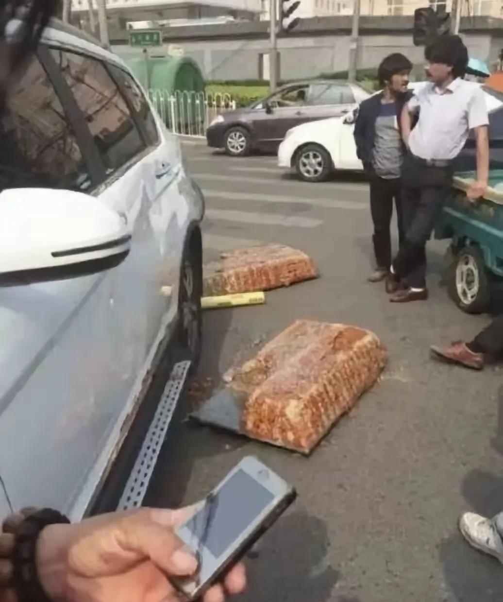 不小心撞倒了卖切糕的车。
之前只听说这个东西是按两称重的，一下不知道怎么赔了[捂
