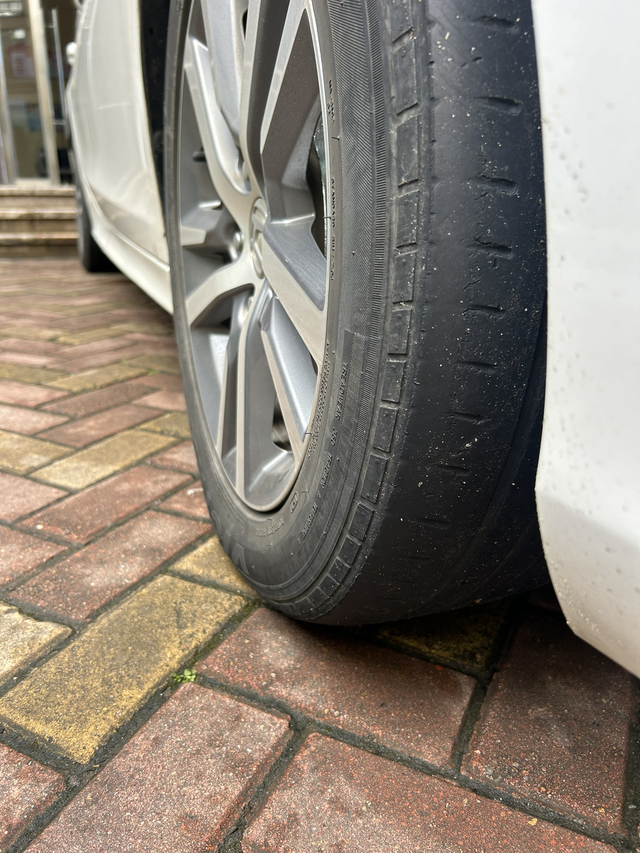 22年劲动轮胎外侧吃胎
才开两年多，现在三万多公里，这个情况可以找厂家理赔更换吗