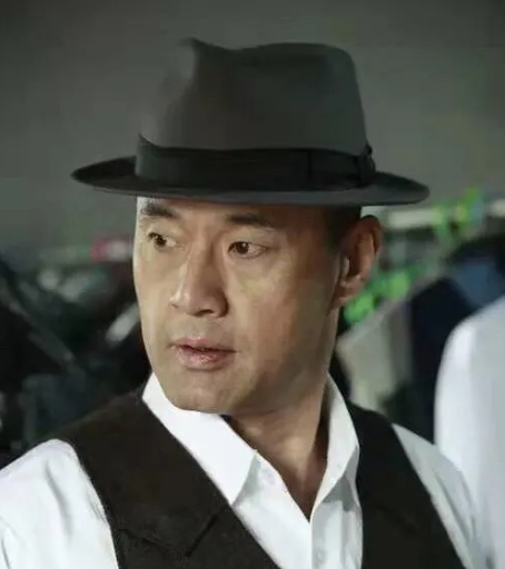 2003年，于荣光的父亲被发现患有晚期癌症。于荣光对医生说：我们放弃化疗，为父亲