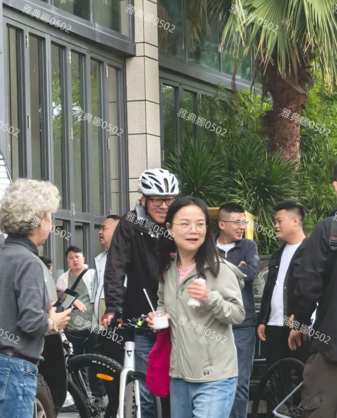 三亚偶遇俞敏洪，他本人好年轻，身材清瘦气色红润笑容满面，骑行不输年轻人，一点儿看