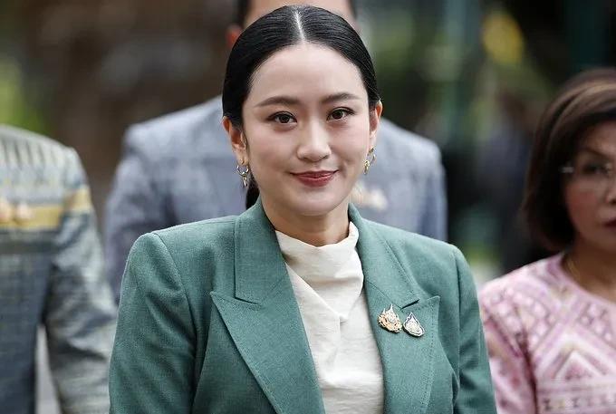 洪森的目标从来不是佩通坦本人，而是她背后那列即将飞驰的中泰高铁！
这条铁路一旦贯