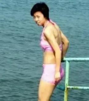 国乒女队要论泳装穿着还是张蔷最美，张怡宁最大胆！
老张十多年前就敢穿分体泳衣，你